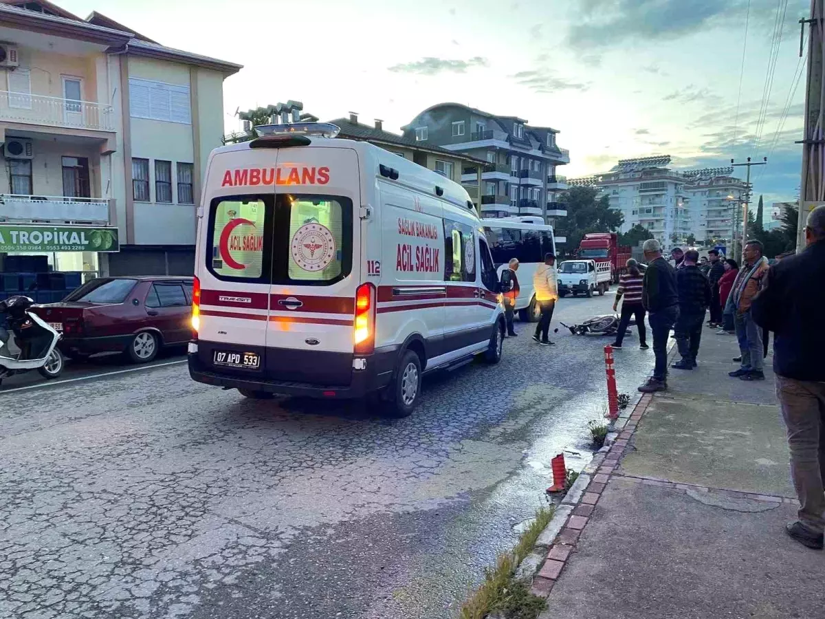 Alkollü motosiklet sürücüsü minibüsün aynasına takıldı