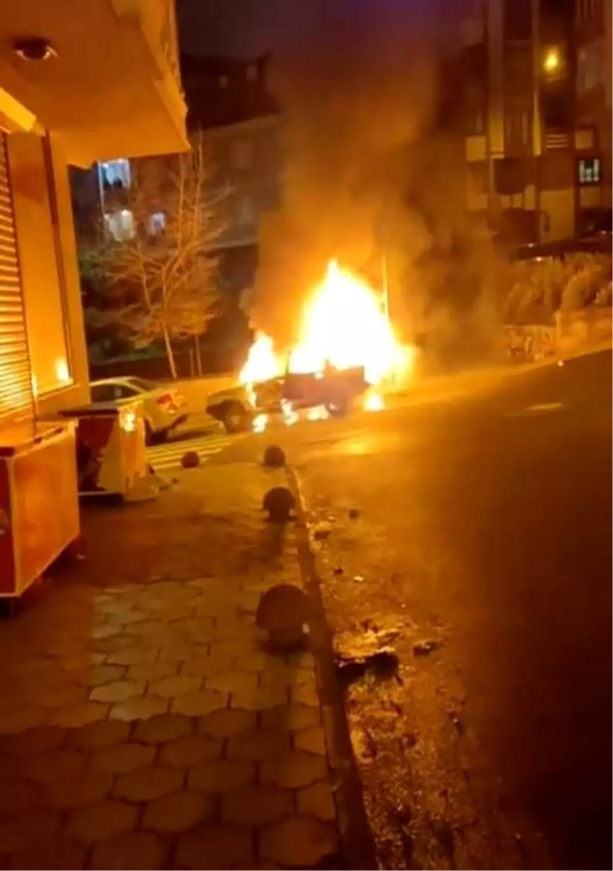 Arnavutköy\'de park halindeki otomobil alev topuna döndü