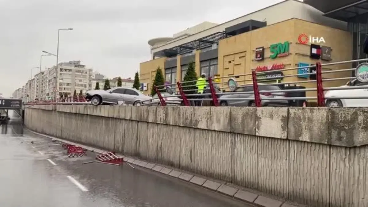 Bariyerlere çarpan otomobil köprüde asılı kaldı: 1 yaralı