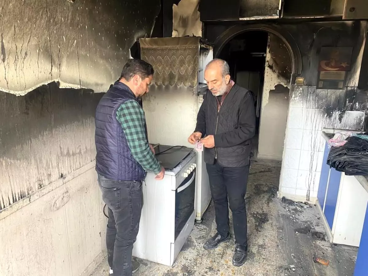 BELEDİYE PERSONELİ, YANAN EVDE BULDUĞU PARAYI SAHİBİNE TESLİM ETTİ