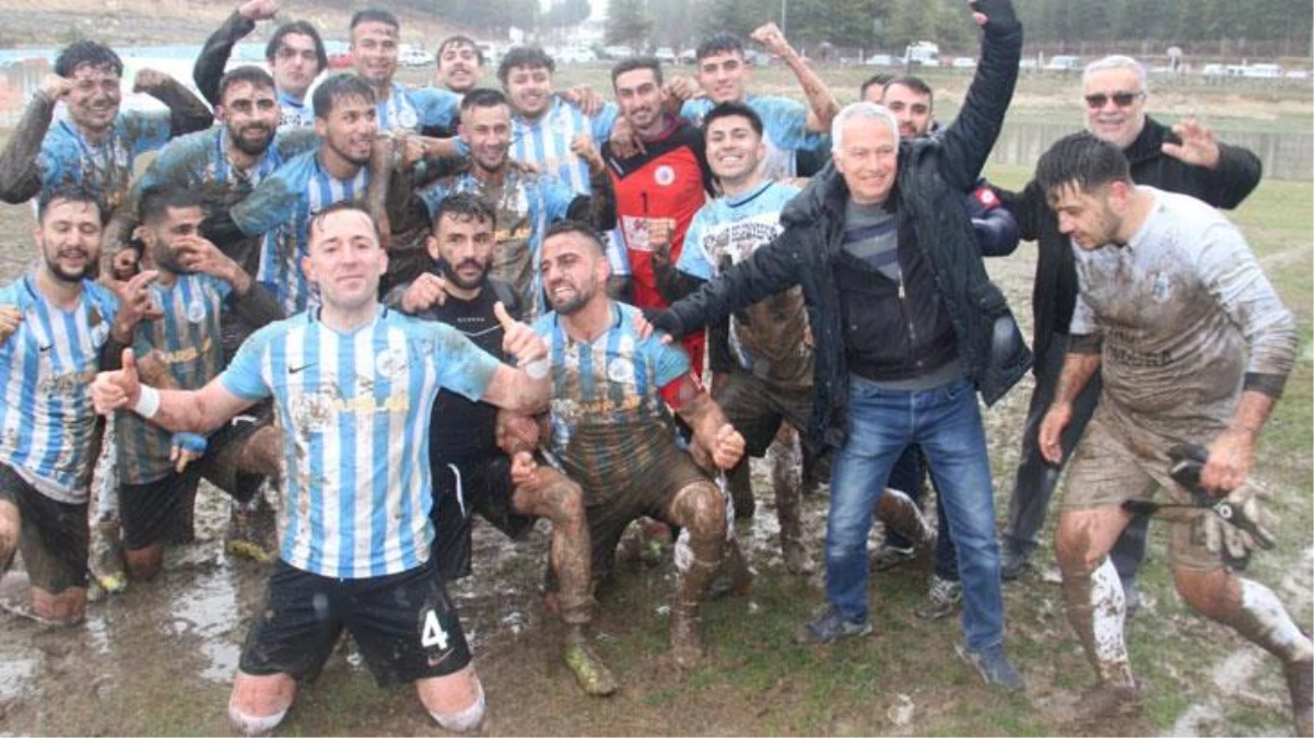 Böyle sevinç görülmedi! Beyşehir Belediyespor\'lu futbolcular, şampiyonluğu çamurlara yatarak kutladı