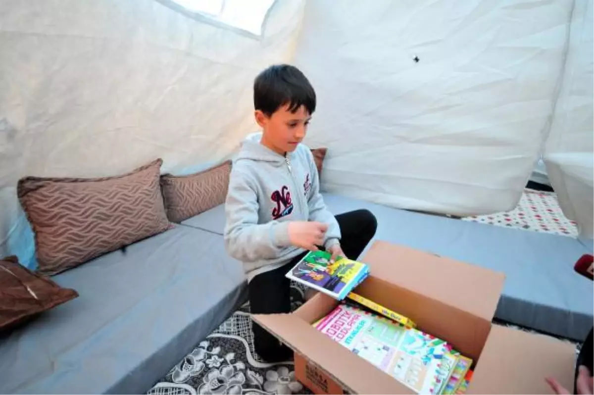 ÇADIRDA KALAN KÜÇÜK MEHMET\'İN ÇAĞRISI KARŞILIK BULDU; KİTAPLARINA KAVUŞTU