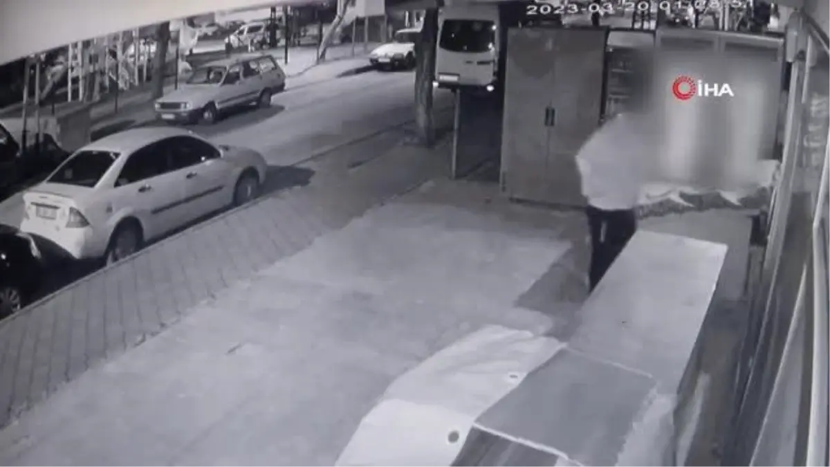 Camını kırarak girdiği marketi soyan hırsız kamerada