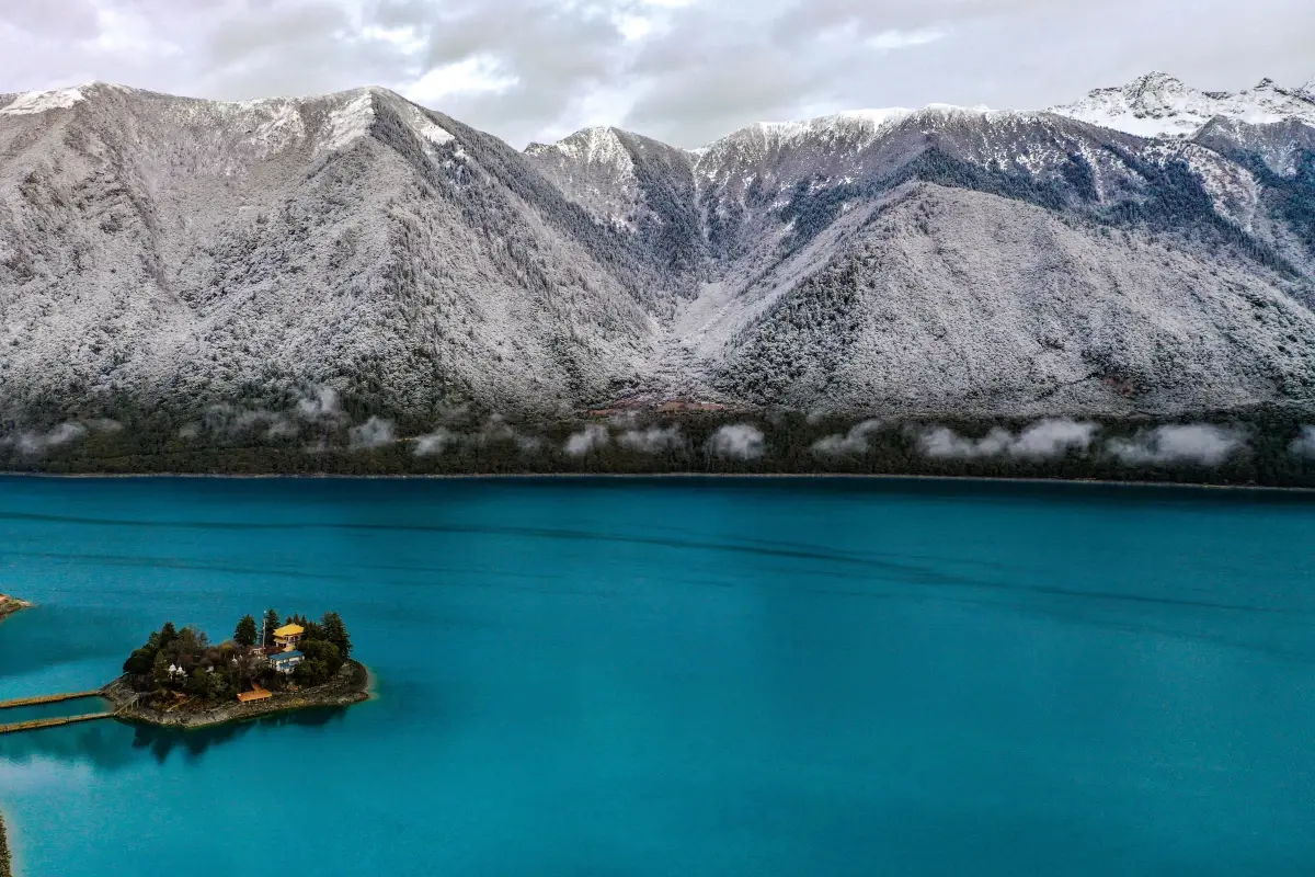 Çin\'in Tibet Bölgesindeki Basum Gölü\'nden Nefes Kesen Manzara