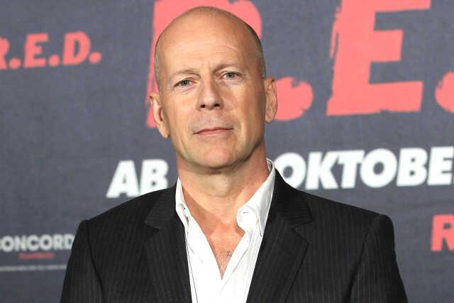 Demans teşhisi konulan Bruce Willis'e doğum günü sürprizi! Şarkı söylediği anlar herkesi gülümsetti