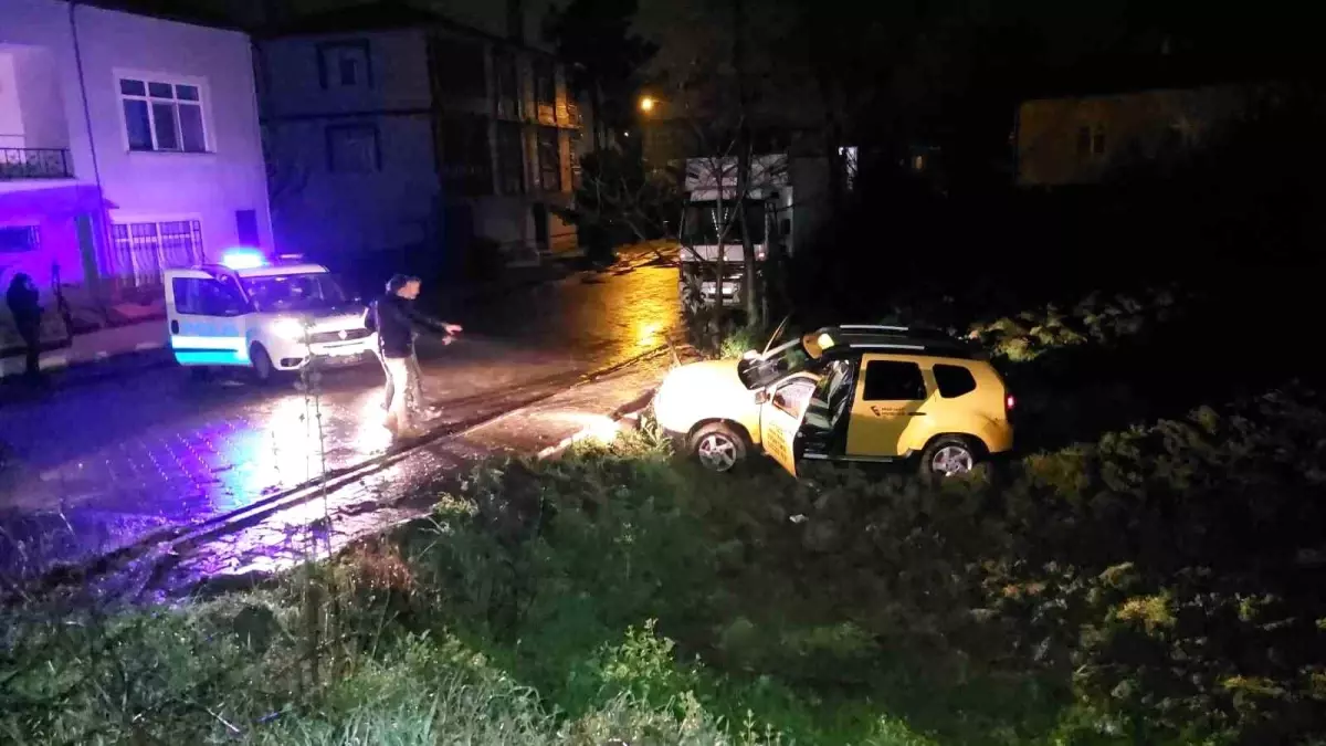Duraktaki taksiyi çalan şahıs kovalamacada 3 polis aracına çarpıp bahçeye uçtu: 1\'i polis 2 yaralı