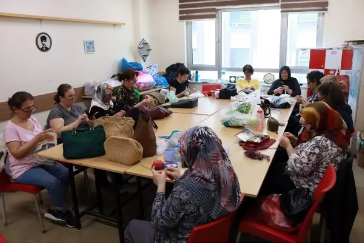 EDİRNE\'DE 15 ÜYE İLE KURULAN KADIN KOOPERATİFİ, DÜNYA MARKALARINA ÇANTA ÜRETİYOR
