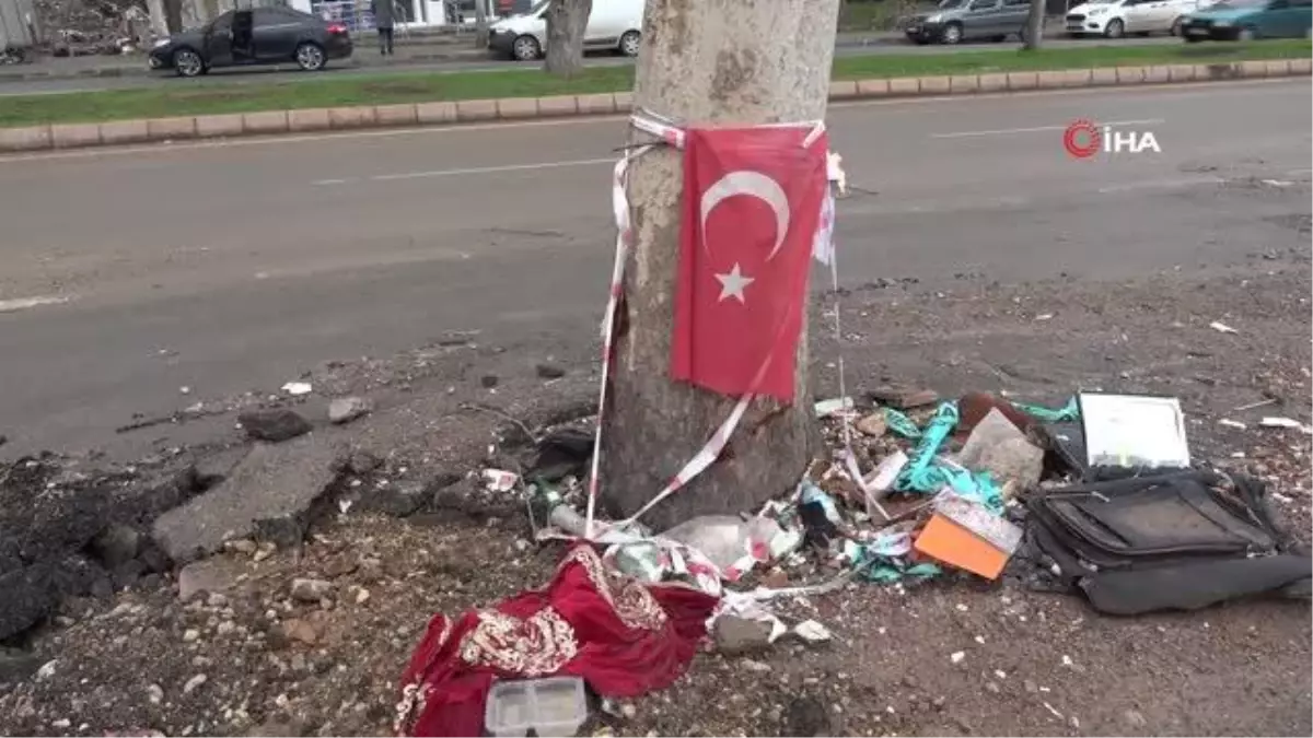 Enkazdan çıkan Türk bayrakları ve manevi değerler yerde kalmadı