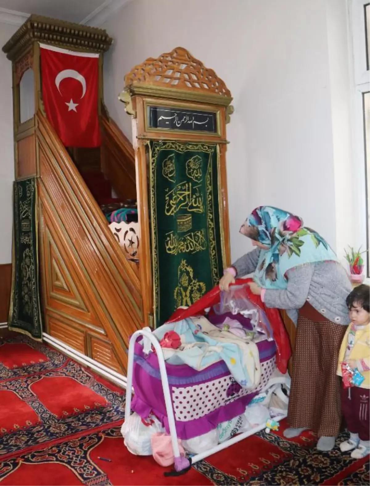 HASARLI EVLERİNE GİREMEYEN DEPREMZEDELER CAMİLERE SIĞINDI