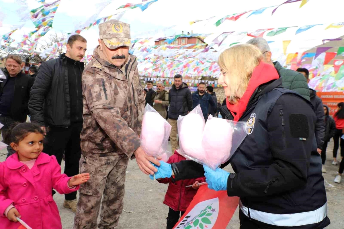 HDP\'nin nevruz kutlamasına katılan çocuklara polisten pamuk şekeri ikramı