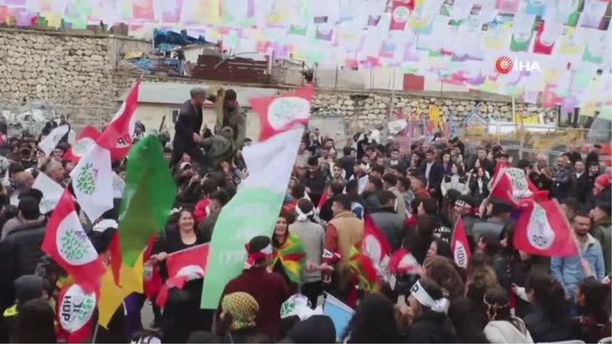 HDP\'nin nevruz kutlamasına katılan çocuklara polisten pamuk şekeri ikramı