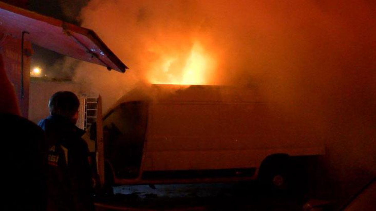 Hurda deposunda çıkan yangın iki araca sıçradı! Mahalleli arızalanan otomobili iterek kurtardı