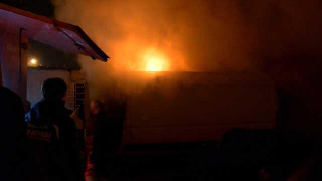 Hurda deposunda çıkan yangın iki araca sıçradı; mahalleli arızalanan otomobili iterek kurtardı