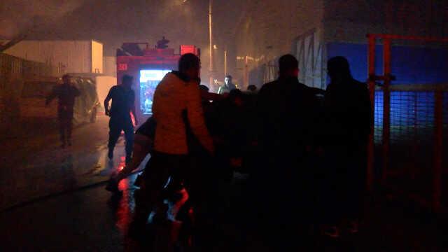 Hurda deposunda çıkan yangın iki araca sıçradı; mahalleli arızalanan otomobili iterek kurtardı