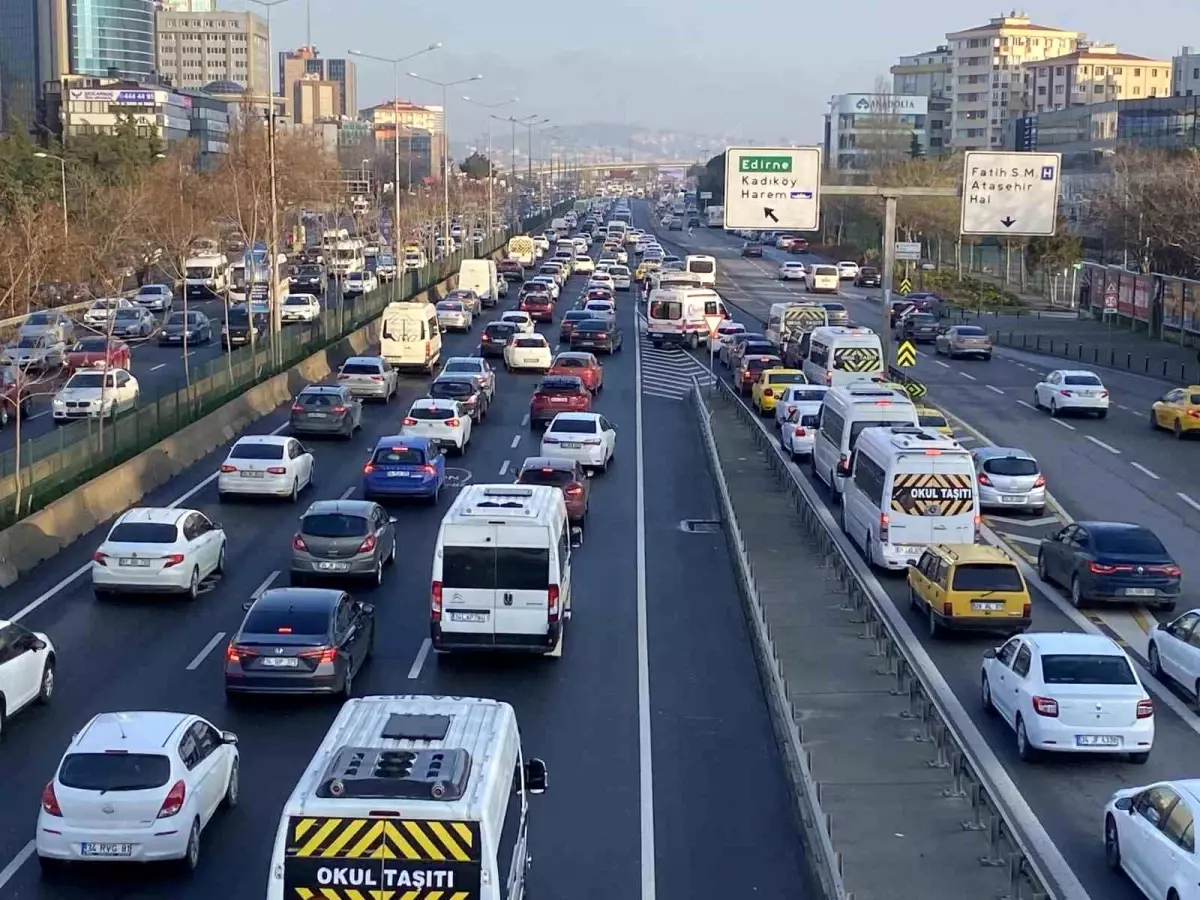 İstanbul\'da haftanın ilk iş gününde trafik yoğunluğu yaşandı