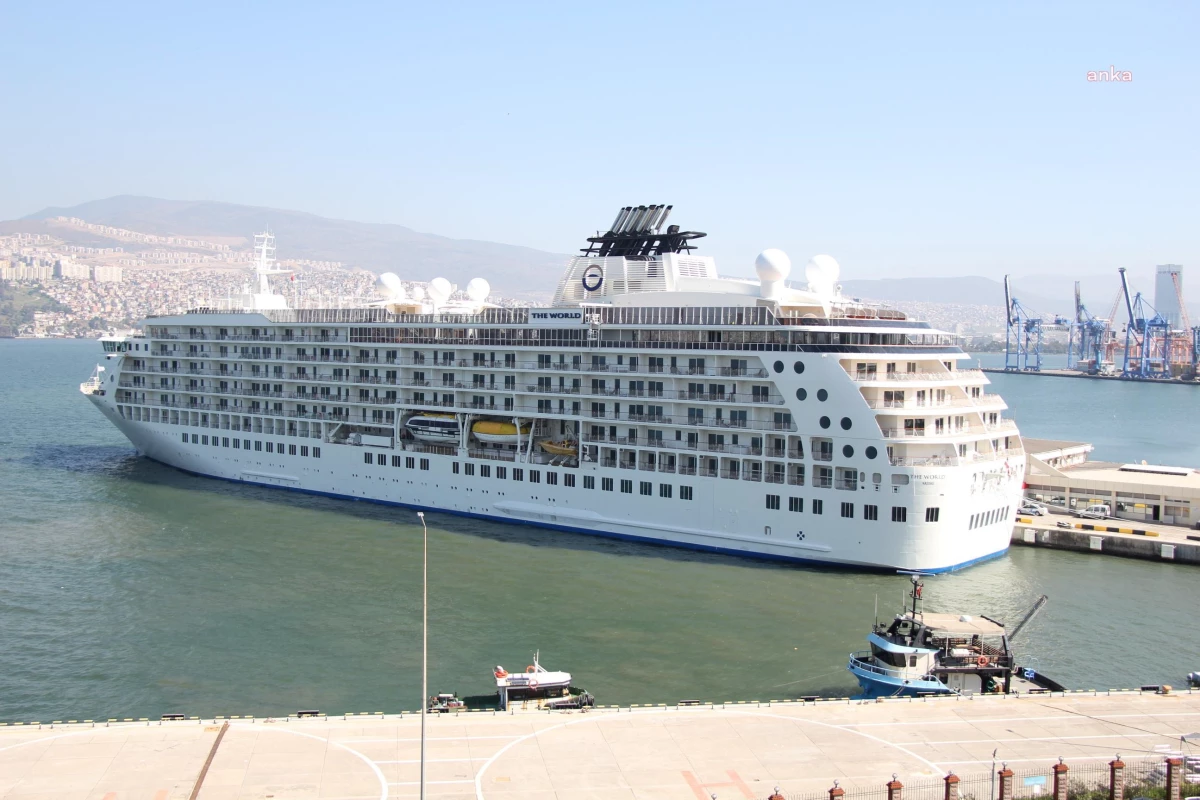 İzmir Limanı\'na 2023\'ün İlk Kruvaziyer Gemisi Yanaştı