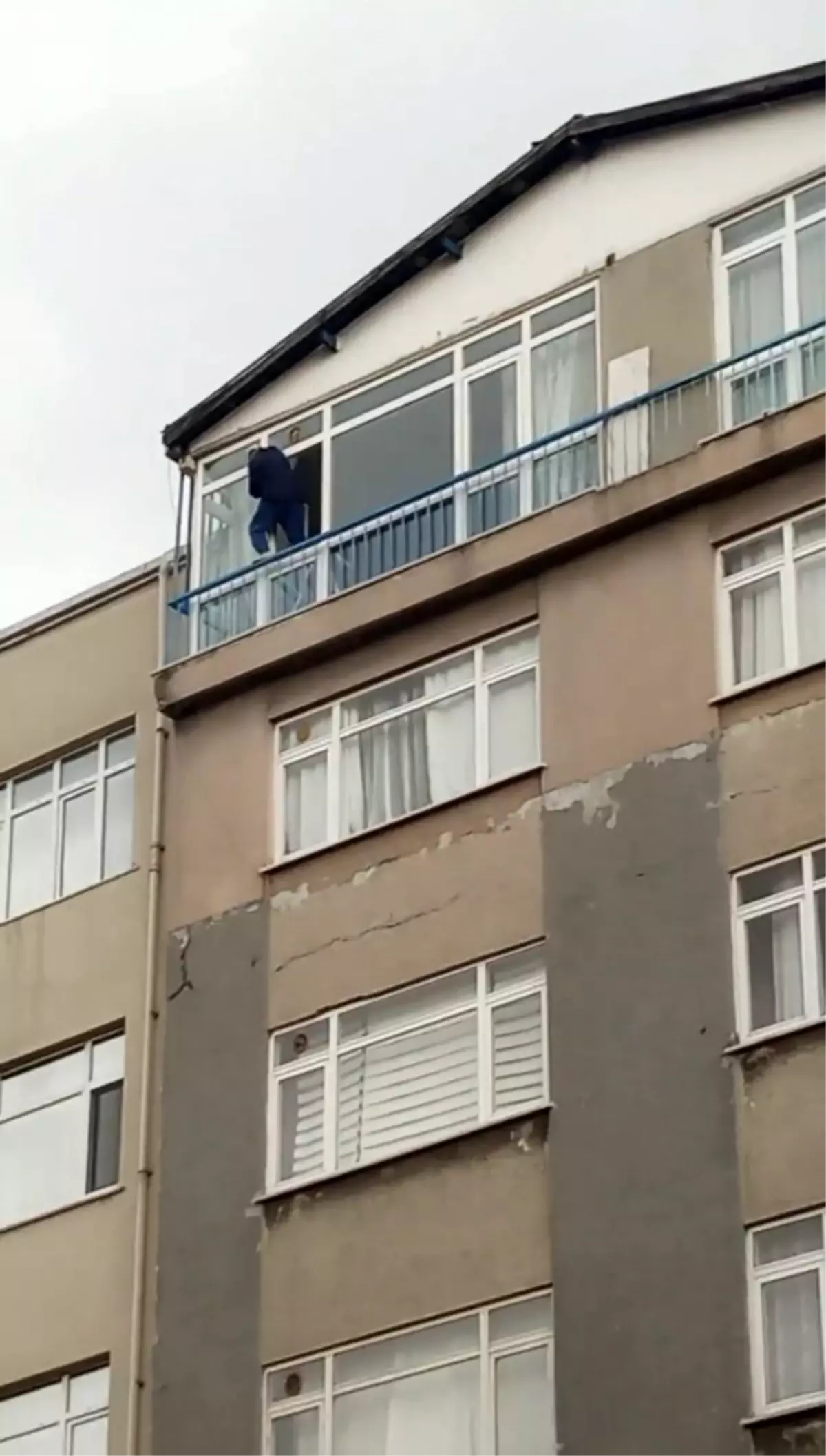 Kağıthane\'de cam silen kadının tehlikeli anları kamerada