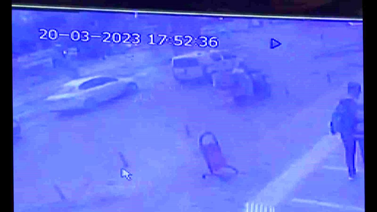 Kırmızı ışıkta bekleyen araca silahlı saldırının görüntüleri ortaya çıktı