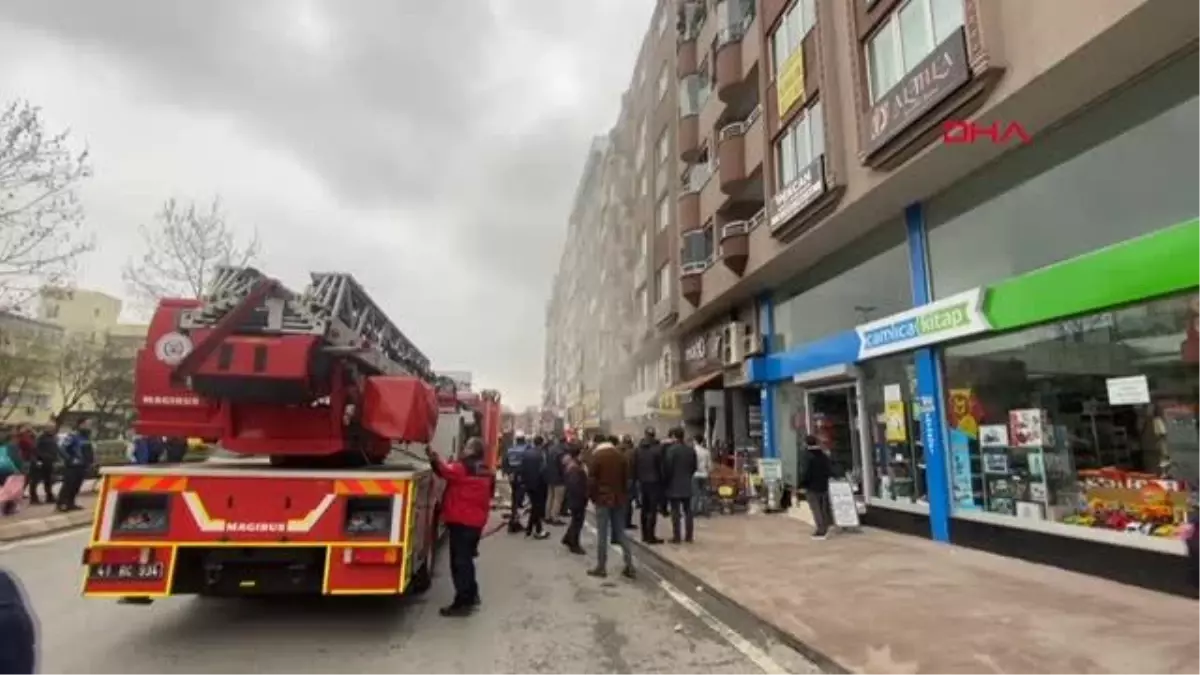 MAĞAZADA YANGIN ÇIKTI, GÖZYAŞLARIYLA İZLEYEN PERSONELİ SAĞLIK ÇALIŞANI TESELLİ ETTİ