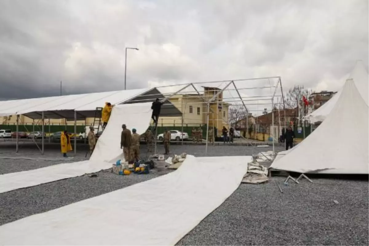 MALATYA\'DA, DEPREMZEDELER İÇİN İFTAR ÇADIRLARI KURULUYOR