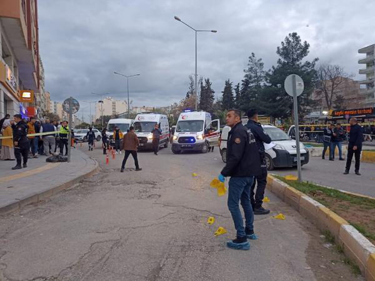 Mardin'de kırmızı ışıkta bekleyen hafif ticari araca silahlı saldırı: 2 ölü, 1 yaralı