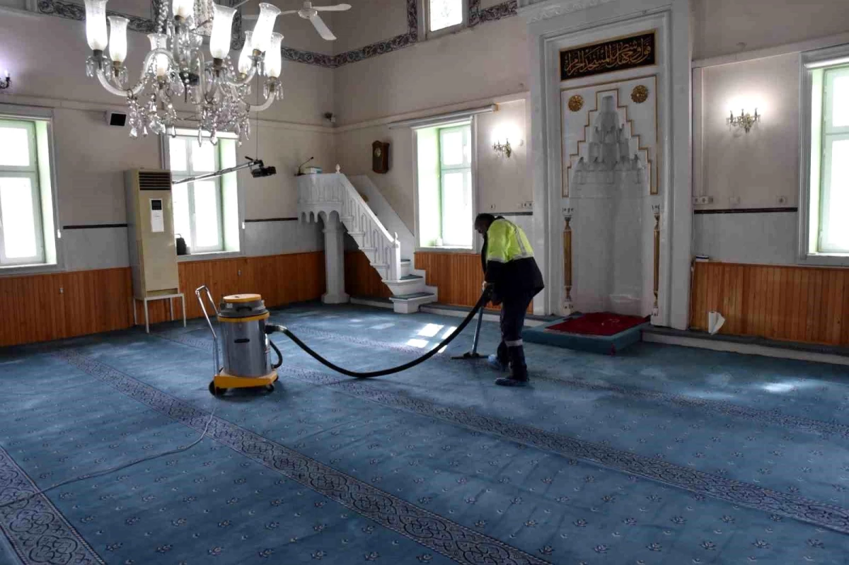 Menemen\'de Ramazan öncesi camilerin temizliği hızlandı