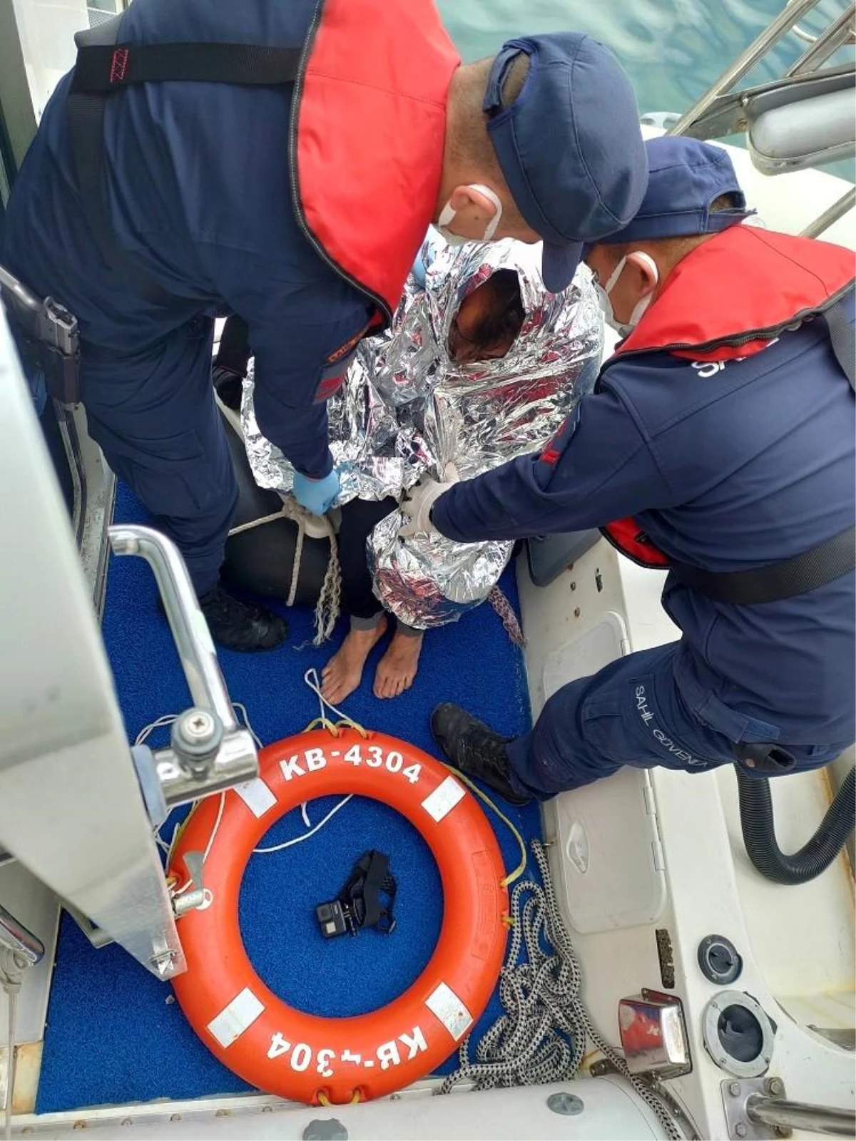 Midilli Adası\'na yüzerek geçmek isteyen göçmen Sahil Güvenlik ekiplerince kurtarıldı