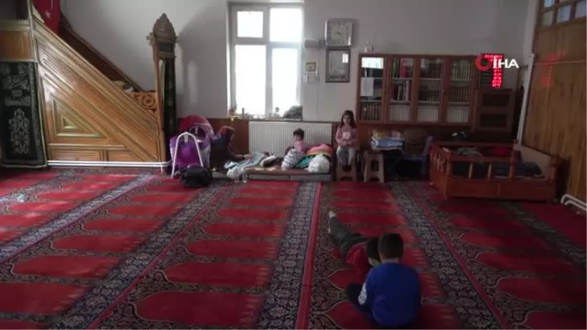 Minik Meva, deprem korkusu ile camide büyüyor