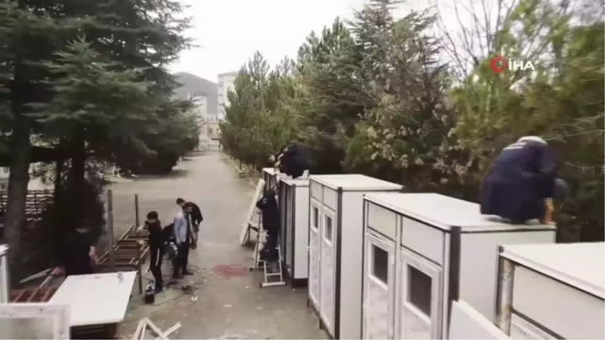Öğrenci ve öğretmenler yaptıkları 48 adet seyyar tuvalet ve duşu afet bölgesine gönderdiler