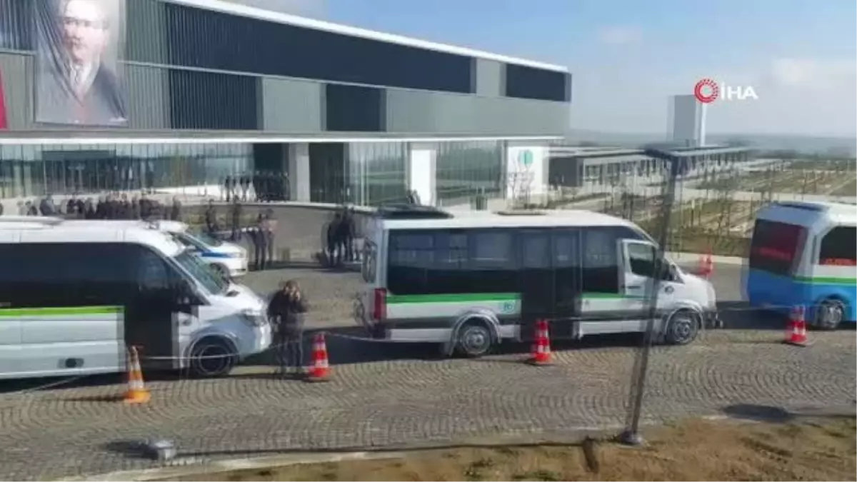 Onlarca minibüsçü kontak kapatıp, belediyenin önünde eylem yaptı