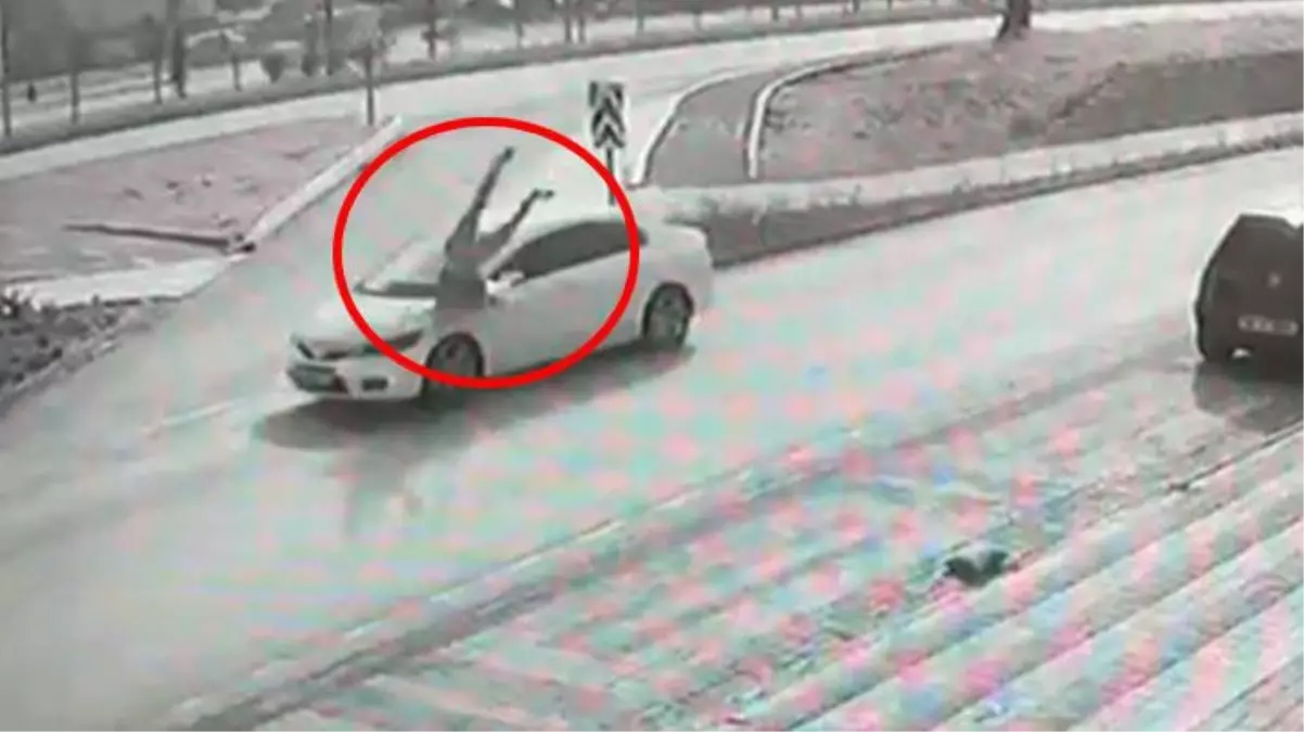 Otomobilin çarptığı kadın işte böyle uçtu! Kazaya ait görüntüler kamerada
