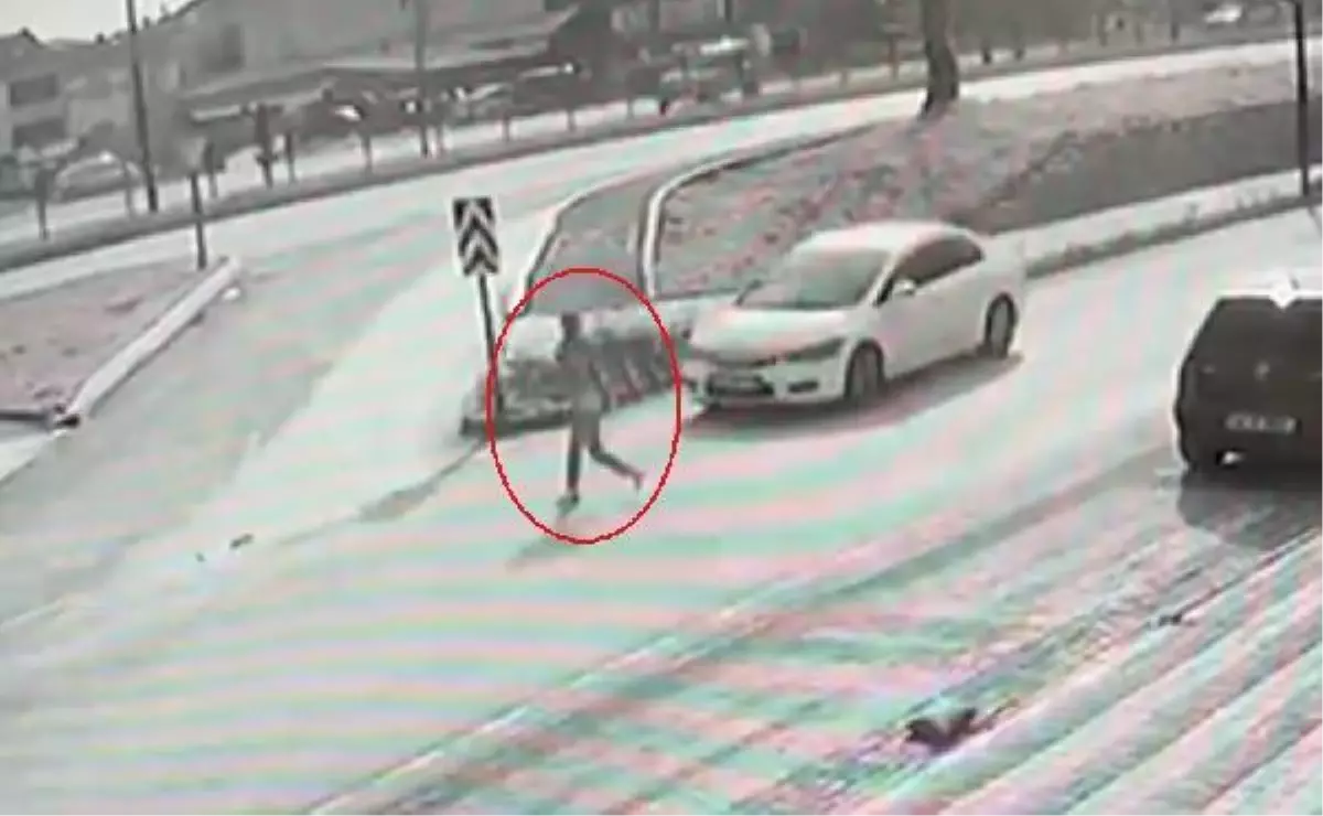 OTOMOBİLİN YAYAYA ÇARPTIĞI KAZA, KAMERADA