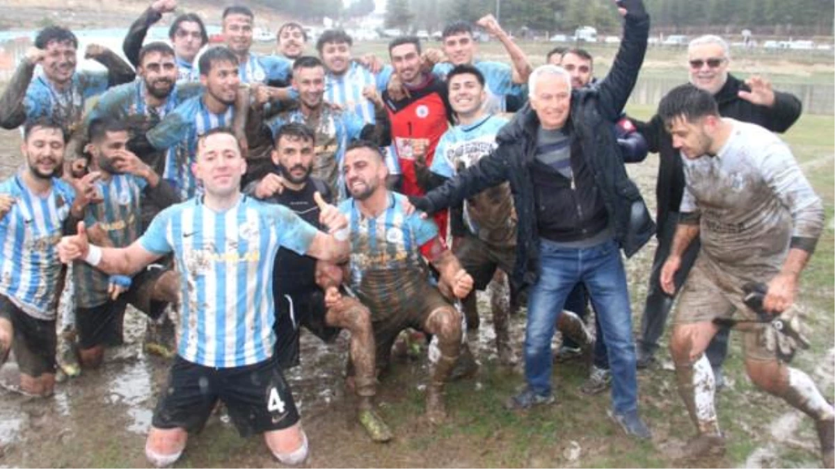Sevincin böylesi! Beyşehir Belediyespor\'lu futbolculardan çamurlu şampiyonluk kutlaması
