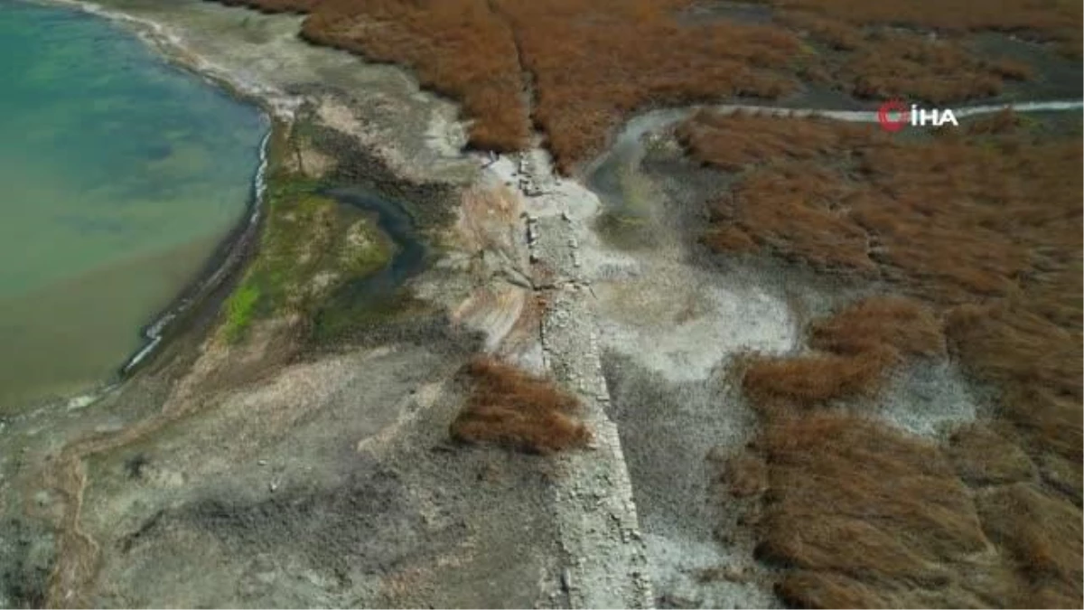 Suların çekildiği Terkos Gölü\'nde ortaya çıkan tarihi yol havadan görüntülendi