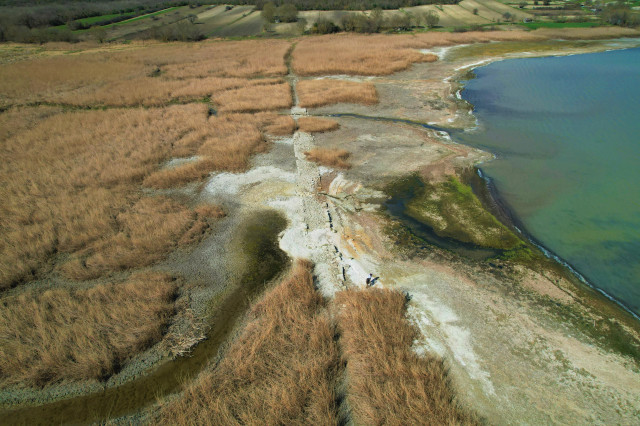 Suların çekildiği Terkos Gölü'nde ortaya çıkan tarihi yol havadan görüntülendi
