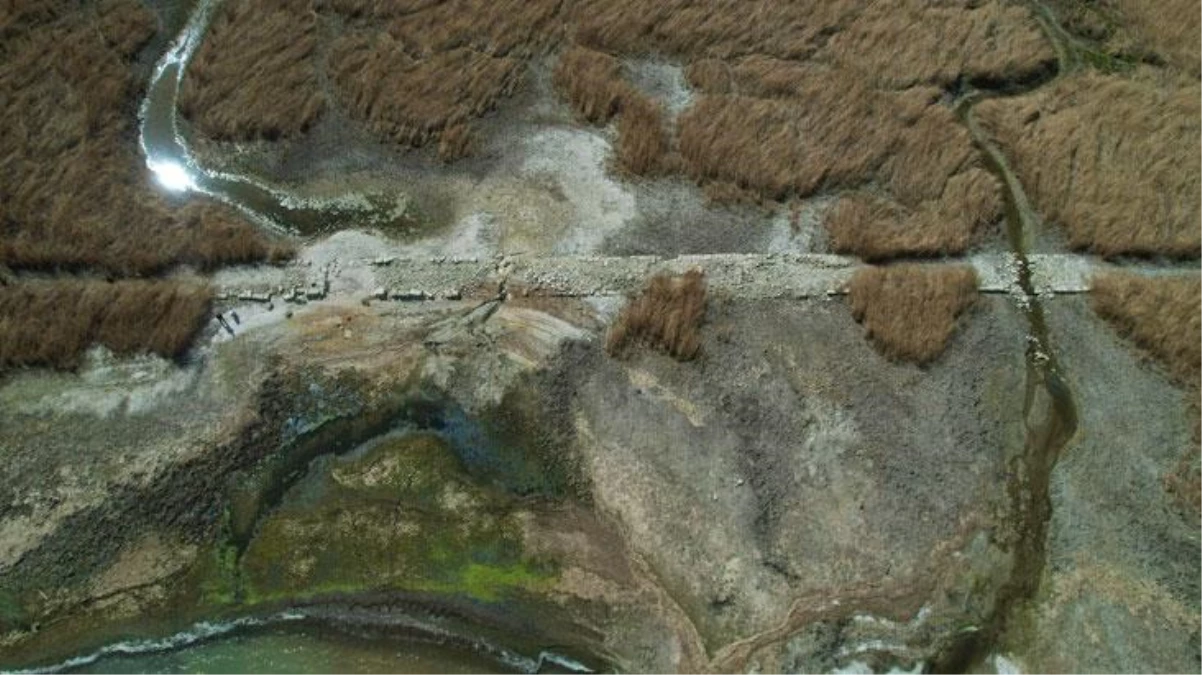 Suların çekildiği Terkos Gölü\'nde tarihi yol ortaya çıktı! Ne kadar eski olduğu tespit edilemiyor