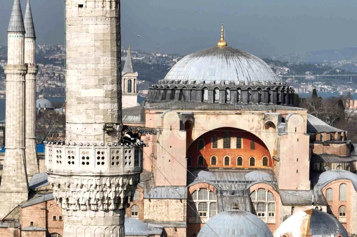 Sultanahmet Camii\'nin mahyası asıldı: "Hoşgeldin 11 ayın sultanı"