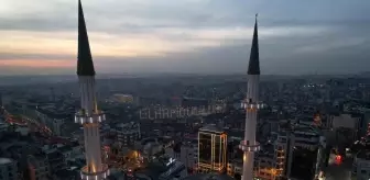 Yeni Camii'nin minarelerine asılan mahya havadan görüntülendi