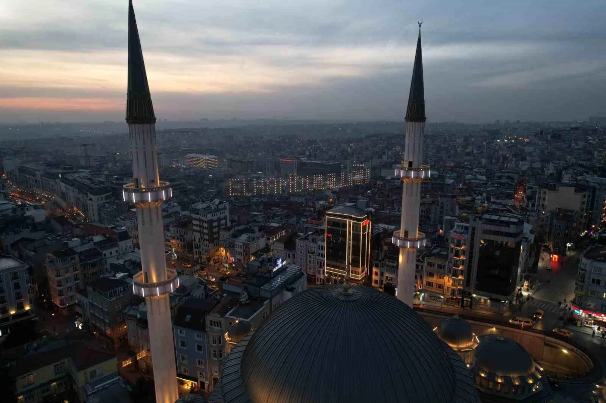 Yeni Camii\'nin minarelerine asılan mahya havadan görüntülendi