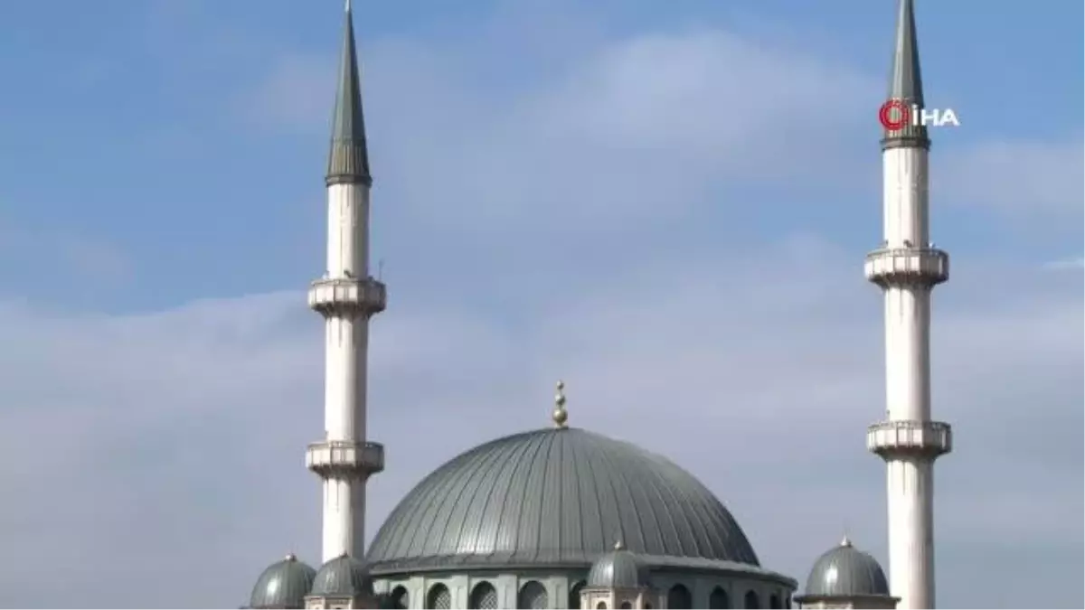 Taksim Camii\'nin dijital mahyası asıldı