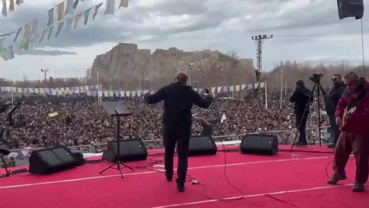 Van\'da Nevruz Kutlamalarına Katılan Hakkı Saruhan Oluç: "Bu Nevruz İktidarı Değiştirme Nevruz\'udur"