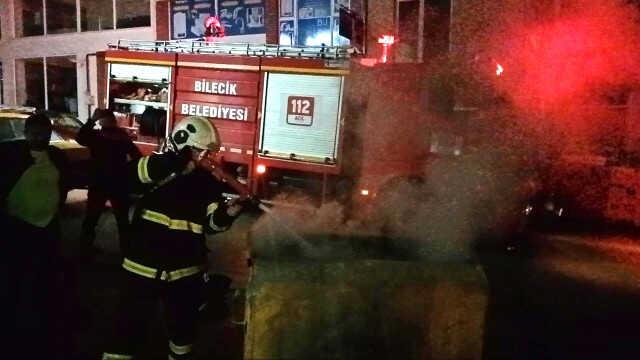 Vatandaşlar yanan çöp konteynerini dar sokaktan geçemeyen itfaiyeye götürdü Vatandaşlar yanan çöp konteynerini dar sokaktan geçemeyen itfaiyeye götürdü