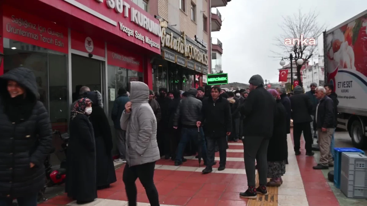 Yozgat\'ta Et ve Süt Kurumu\'nun Satış Mağazası Önündeki Ucuz Et Kuyruğu Ramazan Öncesinde Daha da Uzadı