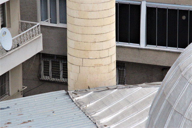 3 apartmanın arasındaki ağır hasarlı caminin minaresi, çevredekileri tedirgin ediyor