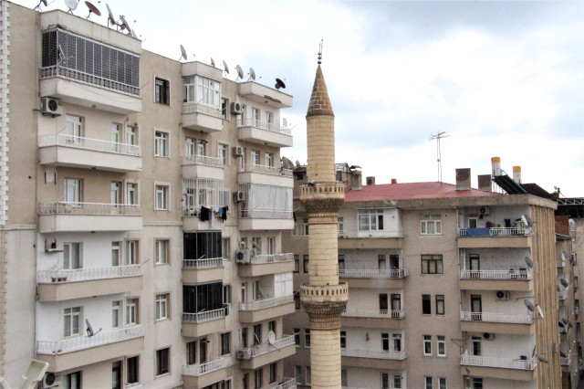 3 apartmanın arasındaki ağır hasarlı caminin minaresi, çevredekileri tedirgin ediyor