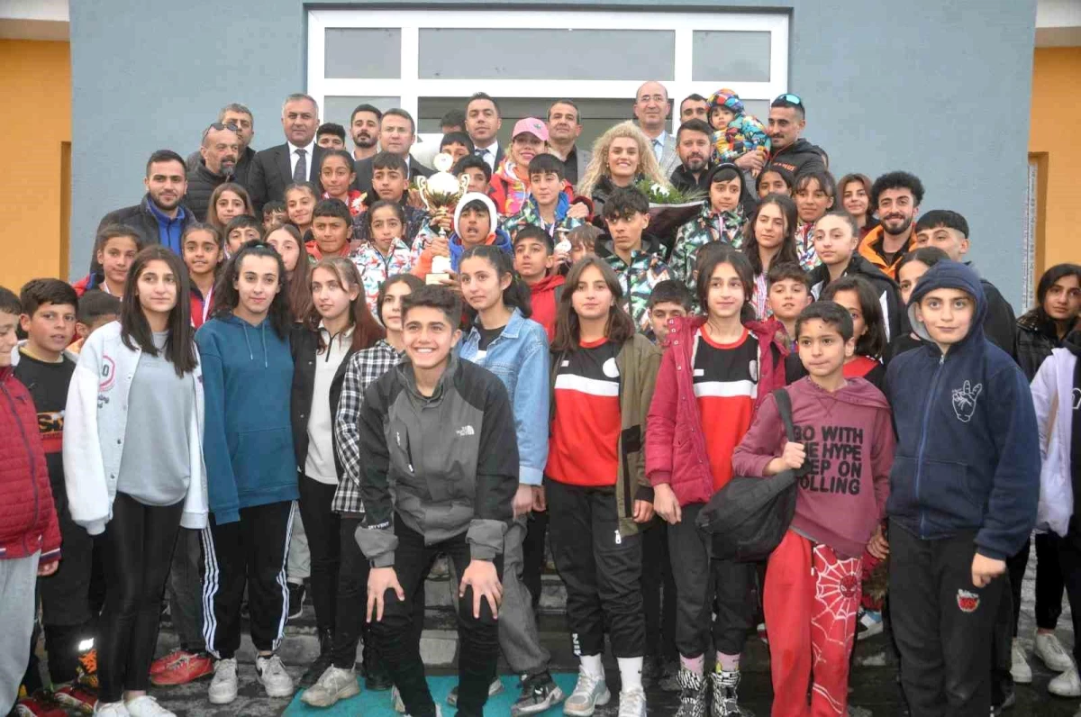 32 madalyayla dönen Yüksekovalı sporculara davul zurnalı karşılama