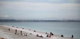 Antalya'da güneşli havayı görenler sahillere akın etti