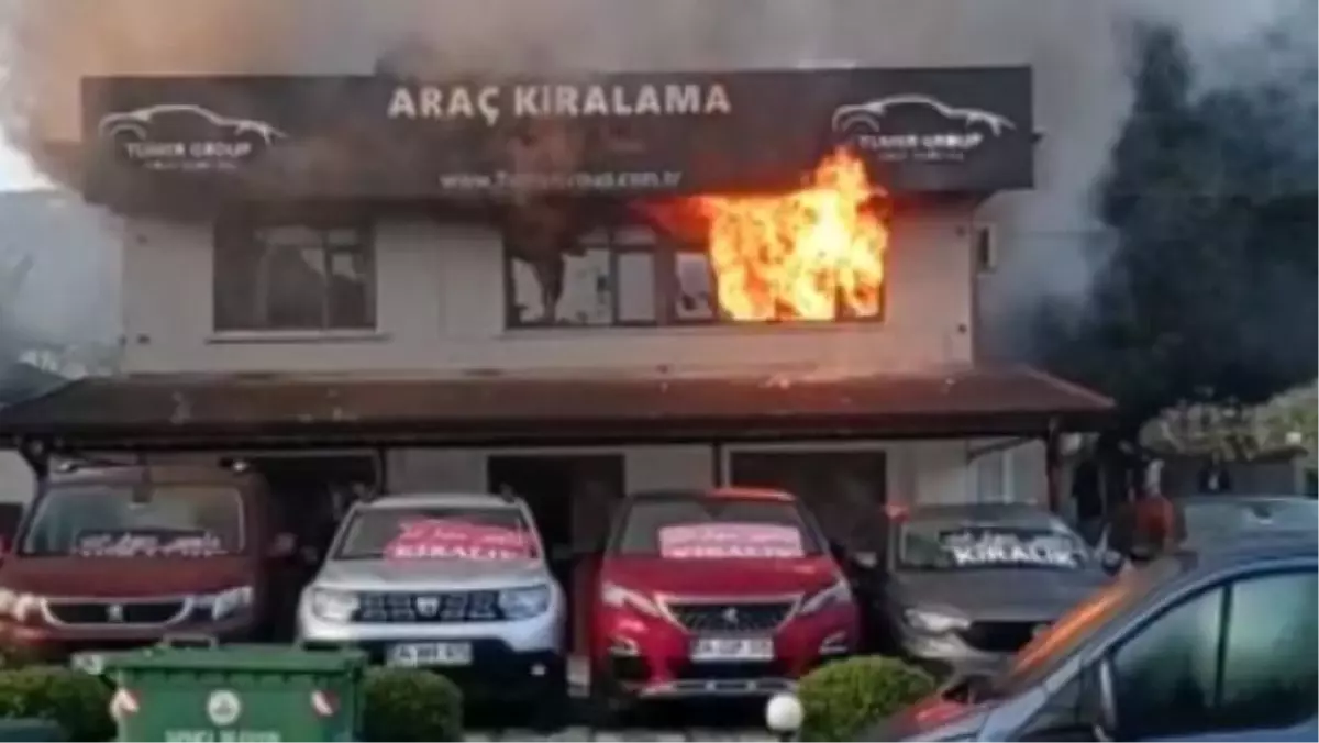 ARAÇ KİRALAMA ŞİRKETİNDE ÇIKAN YANGIN OTOMOBİLLERE SIÇRAMADAN SÖNDÜRÜLDÜ