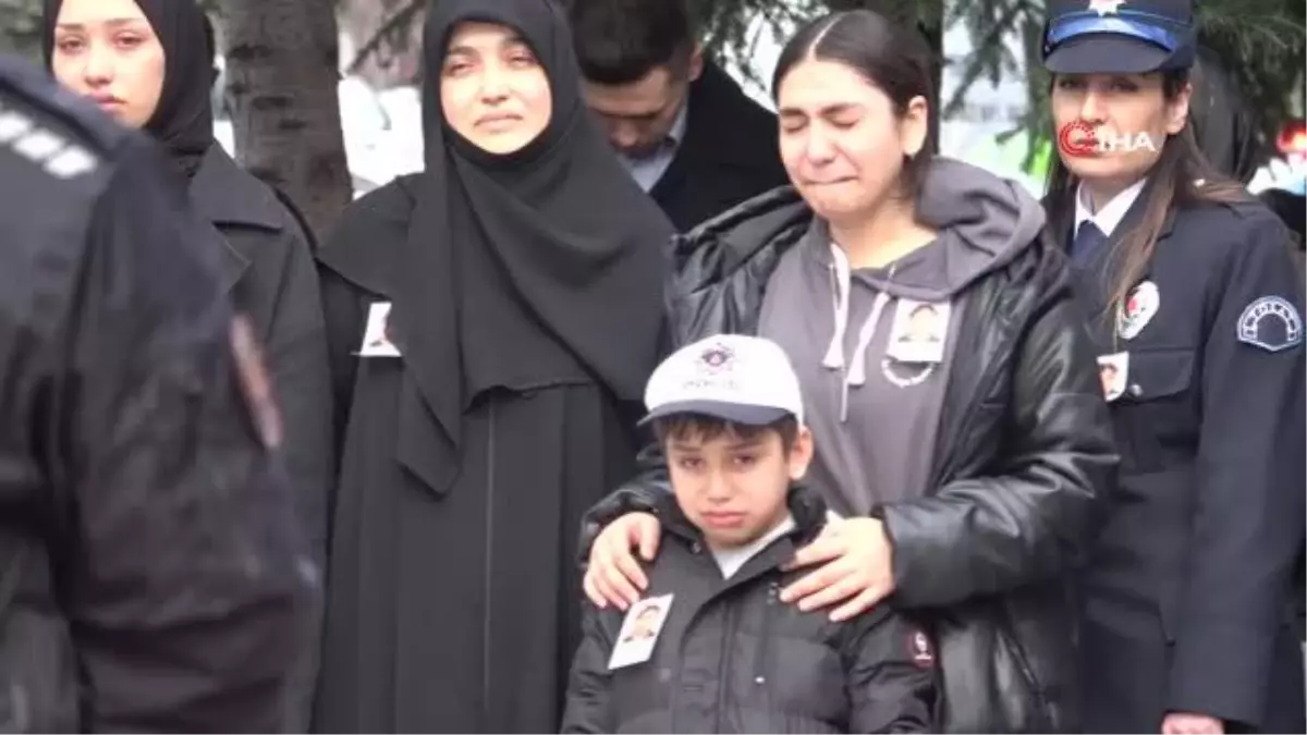 Babasının cenaze törenine polis şapkasını takarak katıldı