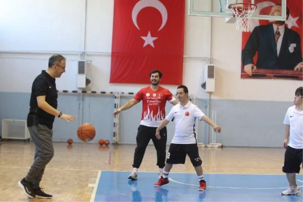 Bakan Kasapoğlu, down sendromlu milli sporcularla basketbol oynadı